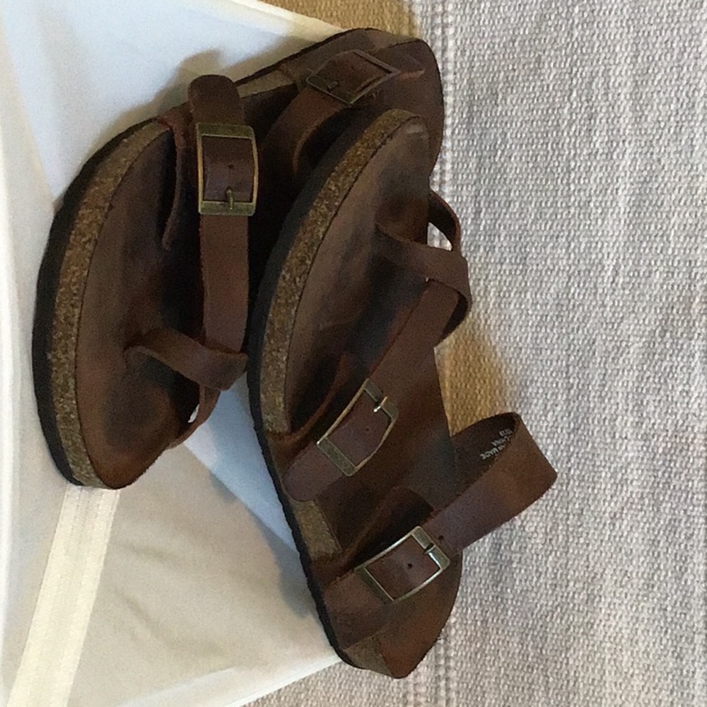 These are White Mountain sandals!